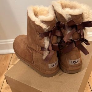 kids bailey bow uggs size 6
